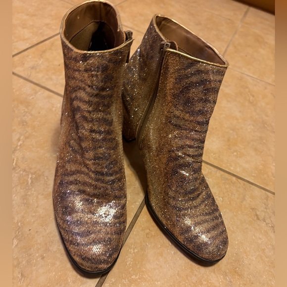Gorgeous Sparkly Gold Boots with Light Tiger Print, Ladies 7.5 - Picture 2 of 8